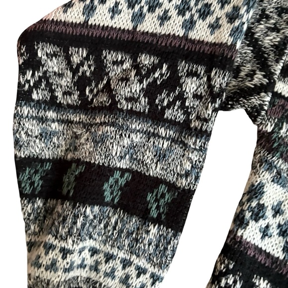 Men's Black and Gray Patterned Sweater - Picture 4 of 12